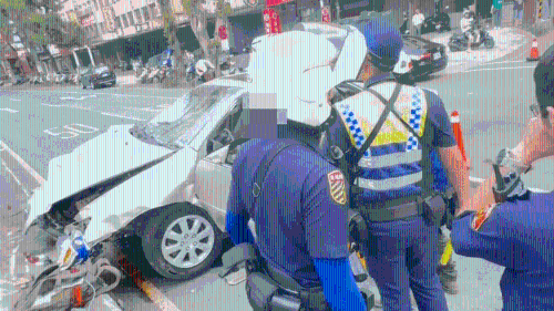 七旬司機沖撞路人后，撞擊中央分隔島受困車上。 中時