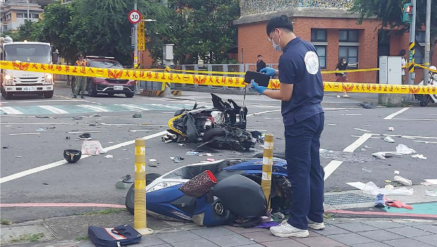 78歲老翁余文正19日下午4點多開著自小客，高速闖紅燈，撞上正在放學過馬路的學生與接送家長，釀3死12傷。