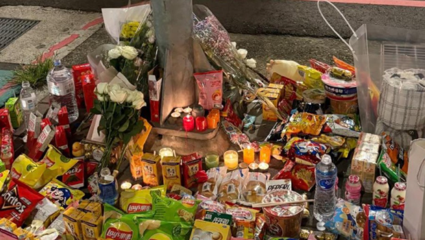 新北三峽車禍現場放滿民眾擺放的零食和鮮花