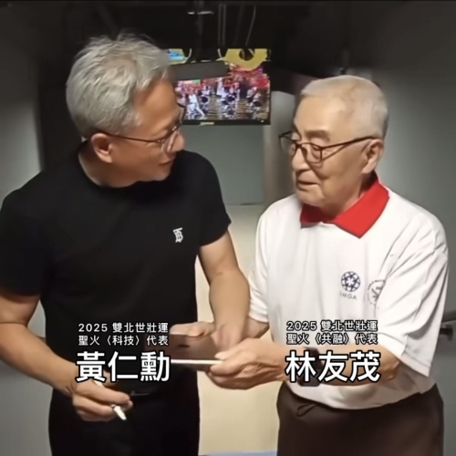 黃仁勛為104歲羽球員簽名請教長壽秘訣
