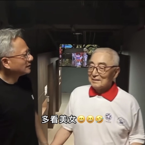 黃仁勛無奈不知怎樣回話，林友茂指著身邊包括女性的義工記者等人重覆一遍說：“多看美女?！?facebook 張哲生