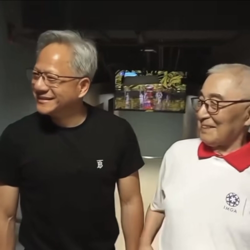 黃仁勛尷尬笑打圓場。