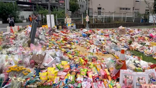 大量民眾到現場致祭，令草地鋪滿零食。