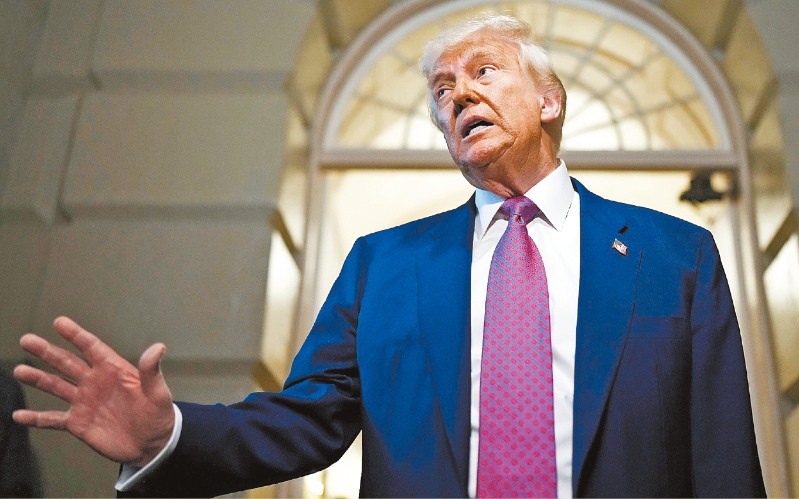 總統特朗普到國會山莊出席眾議院共和黨人的閉門會議，呼吁黨人團結一致，支持他主張的一攬子減稅法案。 美聯社