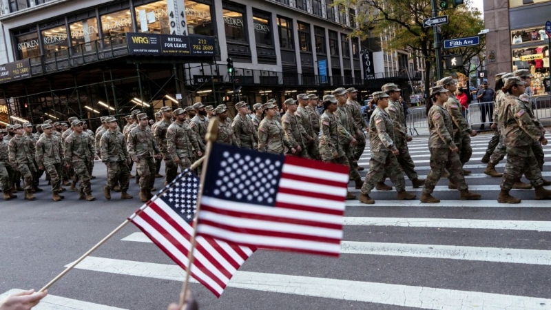 2024年紐約退伍軍人節游行，美國陸軍成員列隊行進。