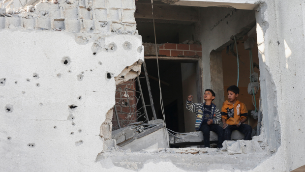 2025年5月21日，巴勒斯坦男孩坐在在加沙帶賈巴利亞的一棟被以色列炸毀的房屋里。