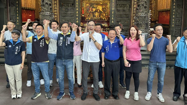 國民黨主席朱立倫22日赴新北市板橋埔墘福德宮出席反惡罷、“戰獨裁”街講