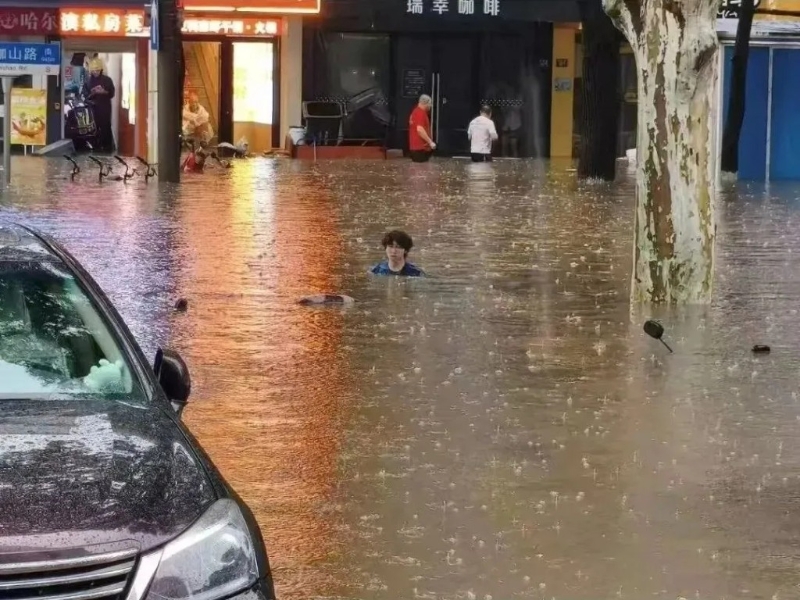 武漢大學校門水淹至肩膀。