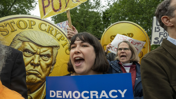 示威者在場外高喊反特朗普口號