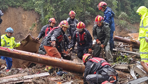 廣西桂林市龍勝各族自治縣泗水鄉三舍村突發山洪災害，救援人員在現場展開救援。