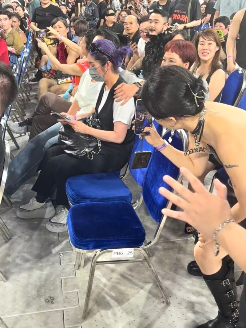 楊千嬅被包圍狂影勁尷尬。