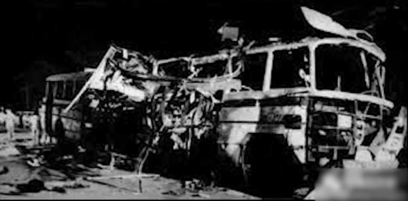 被炸的巴士幾乎只剩車架。網圖