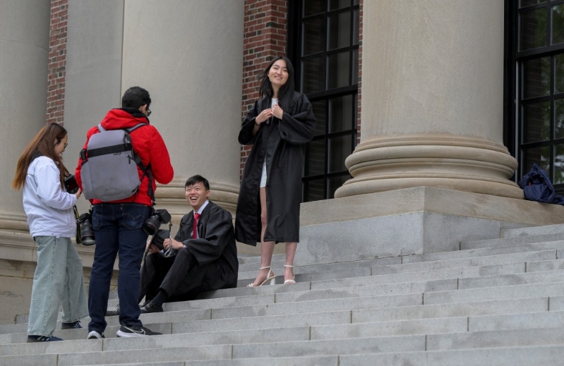 哈佛的國際學生在校內接受記者訪問。 路透社