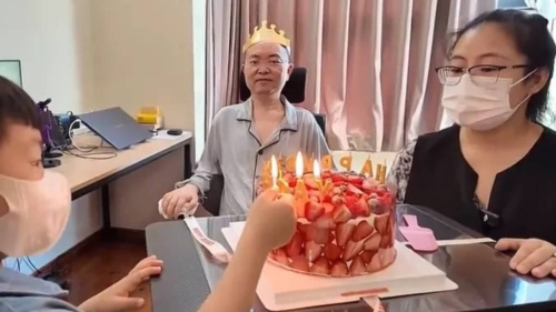 京東前副總裁蔡磊，患漸凍癥6年，今日分享其妻兒與他慶祝47歲生辰的影片。蔡磊破冰驛站