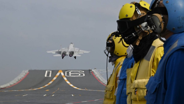 日本指遼寧艦在東海演練艦載機起降。新華社