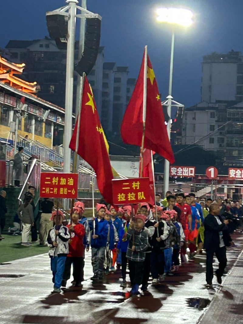 “貴州村超”憑藉著草根風格、全民參與在疫后火爆。