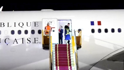 機艙門一開，馬克龍在鏡頭下被妻子狠推臉。 路透社