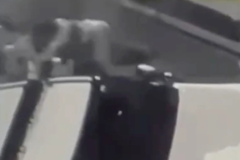 視頻顯示，在奧巴馬住所前，兩名身穿制服的女警官發生肢體沖突。