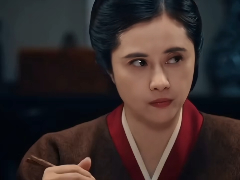 但何美鈿五官大致沒變。