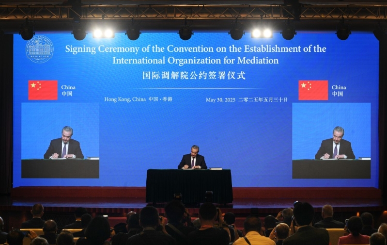 王毅代表中國，成為首名簽署公約的國家。