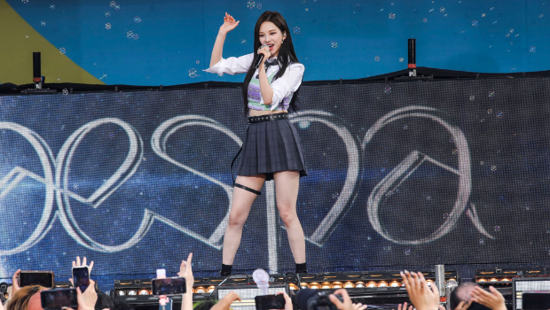 韓國女團 aespa 成員 Karina 于 2022 年 7 月 8 日在紐約中央公園參加 ABC夏日音樂會系列演出。