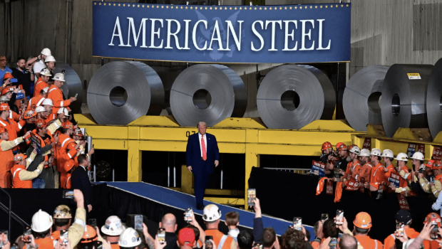 美國總統特朗普在一場于賓夕法尼亞州舉行的集會上宣布，他將把外國鋼鐵關稅從25%提高到50%。