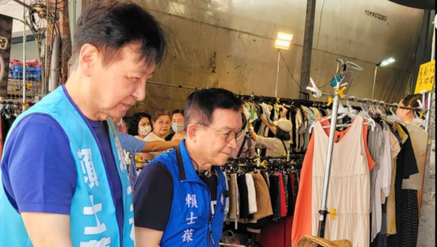 趙少康31日上午陪同國民黨“立委”賴士葆到木柵市場跟鄉親問好