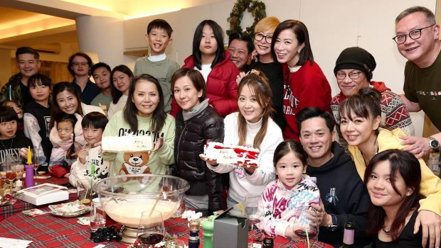 佘詩曼有十多名義子義女，當中包括“七魔女”的仔女全也是其義子義女。