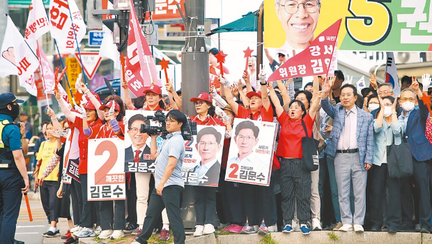 韓國總統選舉3日進行投票，國民力量黨的總統候選人金文洙1日在首爾街頭造勢，民眾擠滿街頭吶喊力挺。