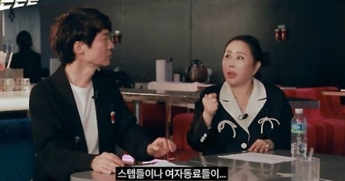 韓國網臺爆某男演員曾在拍攝現場自摸下體。1