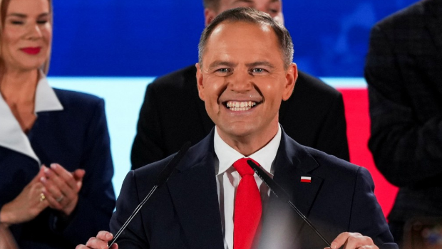 波蘭疑歐派獨立候選人納夫羅茨基在總統選舉中險勝。