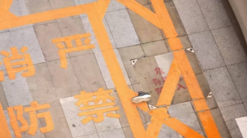 網傳行兇者砍脫欠薪者頭部后，跳樓身亡。Ｘ