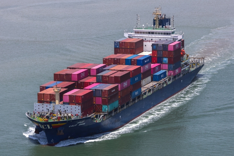 越南近年經濟以對美國出口導向，進口貨物來源則以中國為主。 圖為越南海防港的國際貨輪。路透社