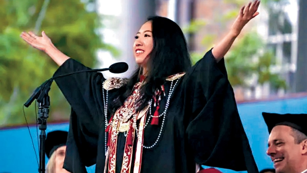 中國留學生蔣雨融在哈佛大學畢業禮上致辭。