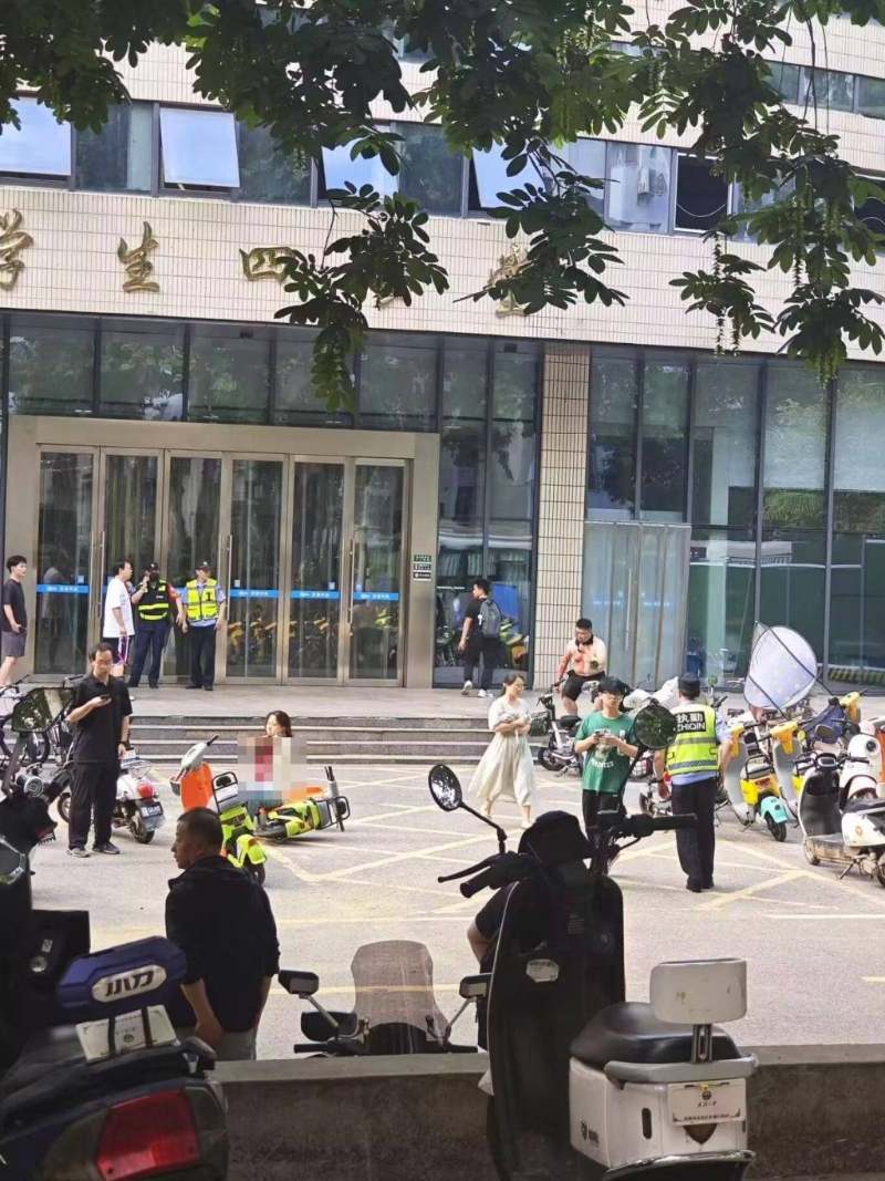 多名傷者浴血逃出戶外等待救治。