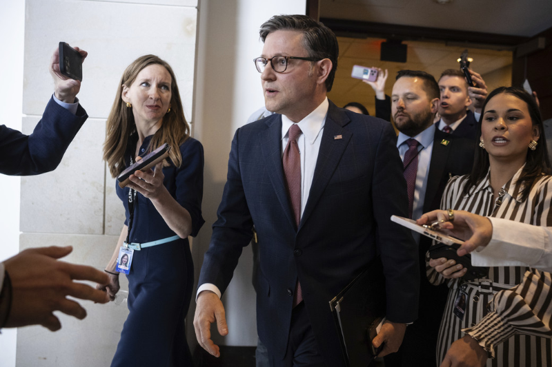 邁克·約翰遜當地時間4日在美國國會大廈回答記者提問。圖源：美媒