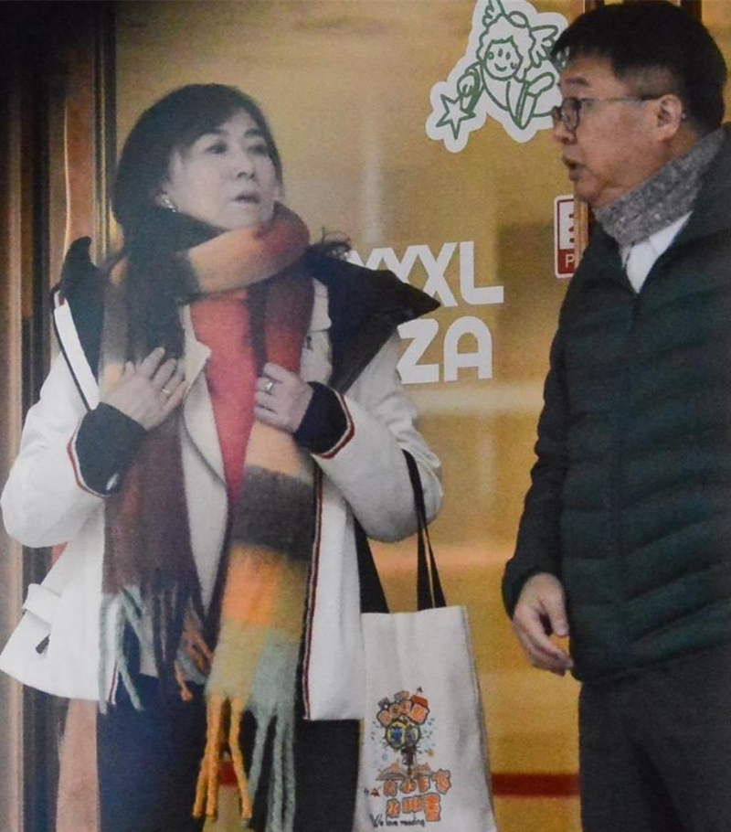 民進黨“立委”吃完飯后在餐廳外面閑聊。