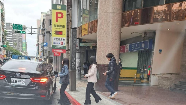 民進黨“立委”上前走去“立法院公務車”，從車牌號碼可以清楚確認為“立院公務車”。