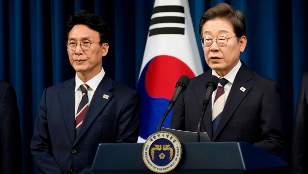 韓國新總統李在明4日公布首波內閣名單，提名親信、共同民主黨最高委員金民錫（上圖左）為國務總理