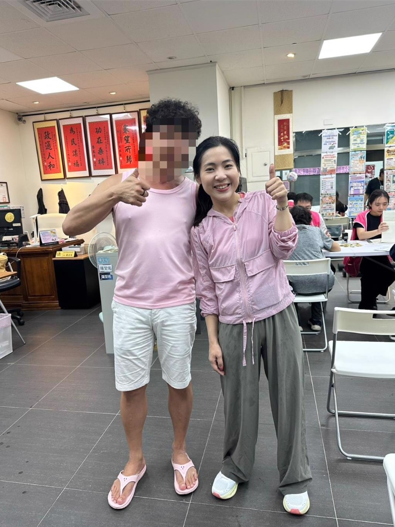 藍委徐巧芯（右）秀出活動當天與民眾合照