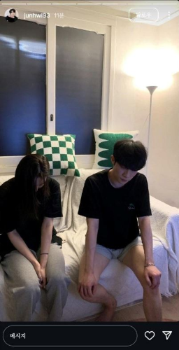 樸竣輝被捉奸只穿內褲照遭公開，一旁的女性并非他的未婚妻。