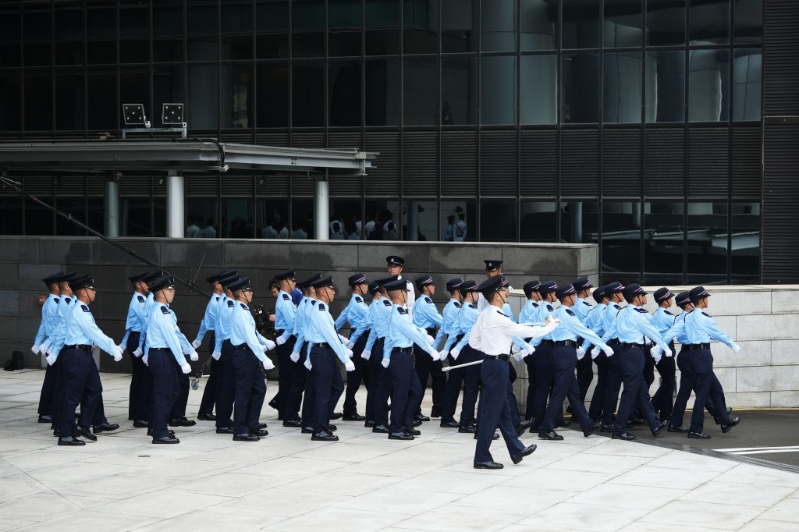 香港警務處督察月薪由52,015元至99,500元 (視乎學歷而定) 。