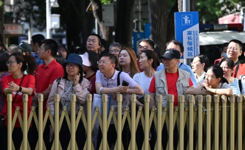 北京一考場外，家長在等待。 新華社