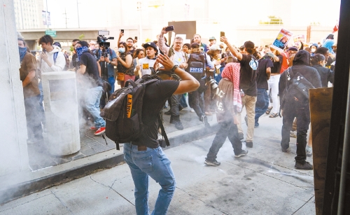 聯邦移民局6日在洛杉磯實施大規模行動后，引發連串抗議活動。 美聯社