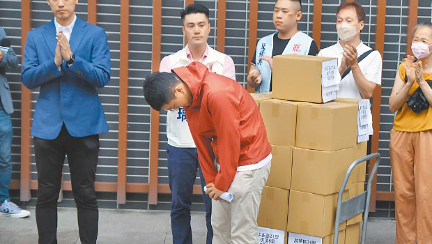 罷免民進黨“立委”吳沛憶的“憶事吳成”份數未達標，領銜人李孝亮（中）7日鞠躬向支持者表示感謝。