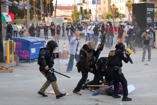 有示威者被捕。 路透社