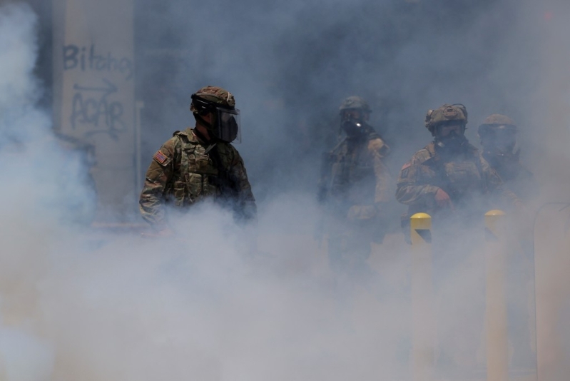 國民警衛隊人員發射催淚彈和橡皮子彈試圖驅散抗議人群。路透社