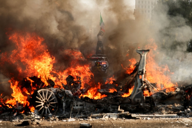 抗議人士焚燒轎車