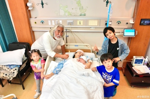 張紀中細女2024年出世后，曾公開一家六口的全家福。