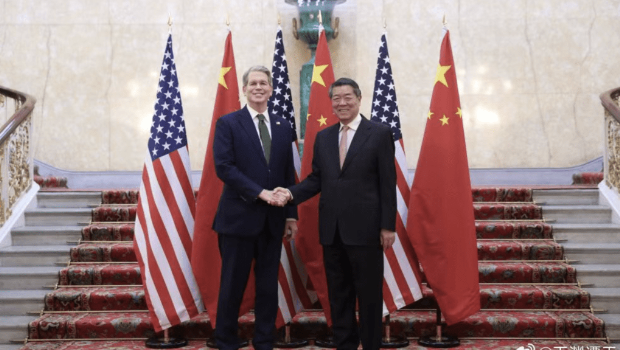 當地時間6月9日，中共中央政治局委員、國務院副總理何立峰率官員與美方在英國倫敦開始舉行中美經貿磋商機制首次會議